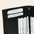 Portacarte in pelle nera con tasche per carte di credito, vista ravvicinata interna