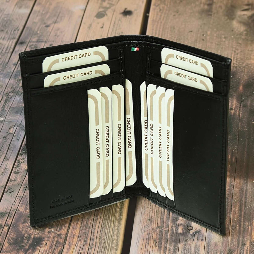 Portacarte in pelle nera aperto, scomparti multipli per carte di credito