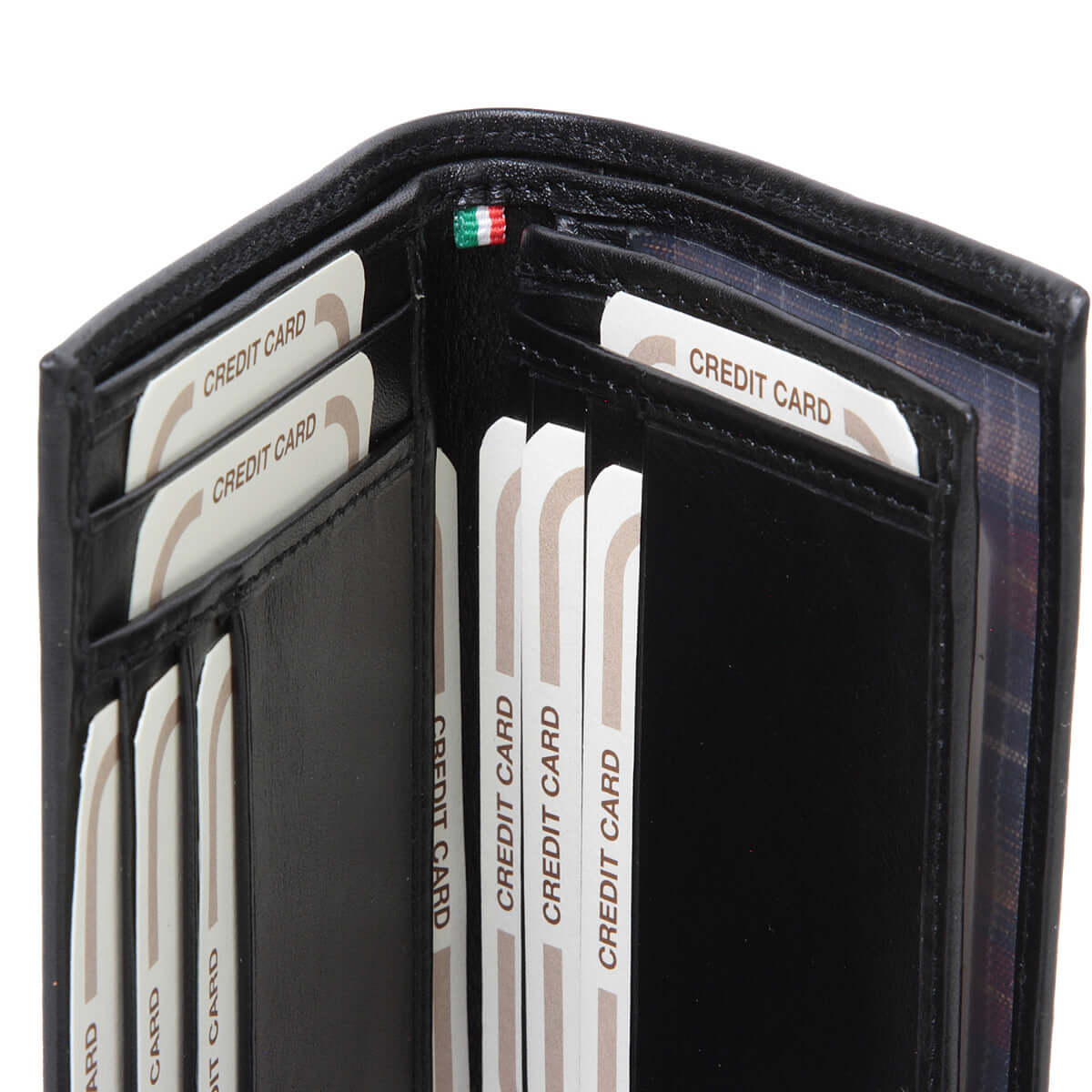 Portatessere in pelle nera con tasche interne per carte e dettagli di cucitura