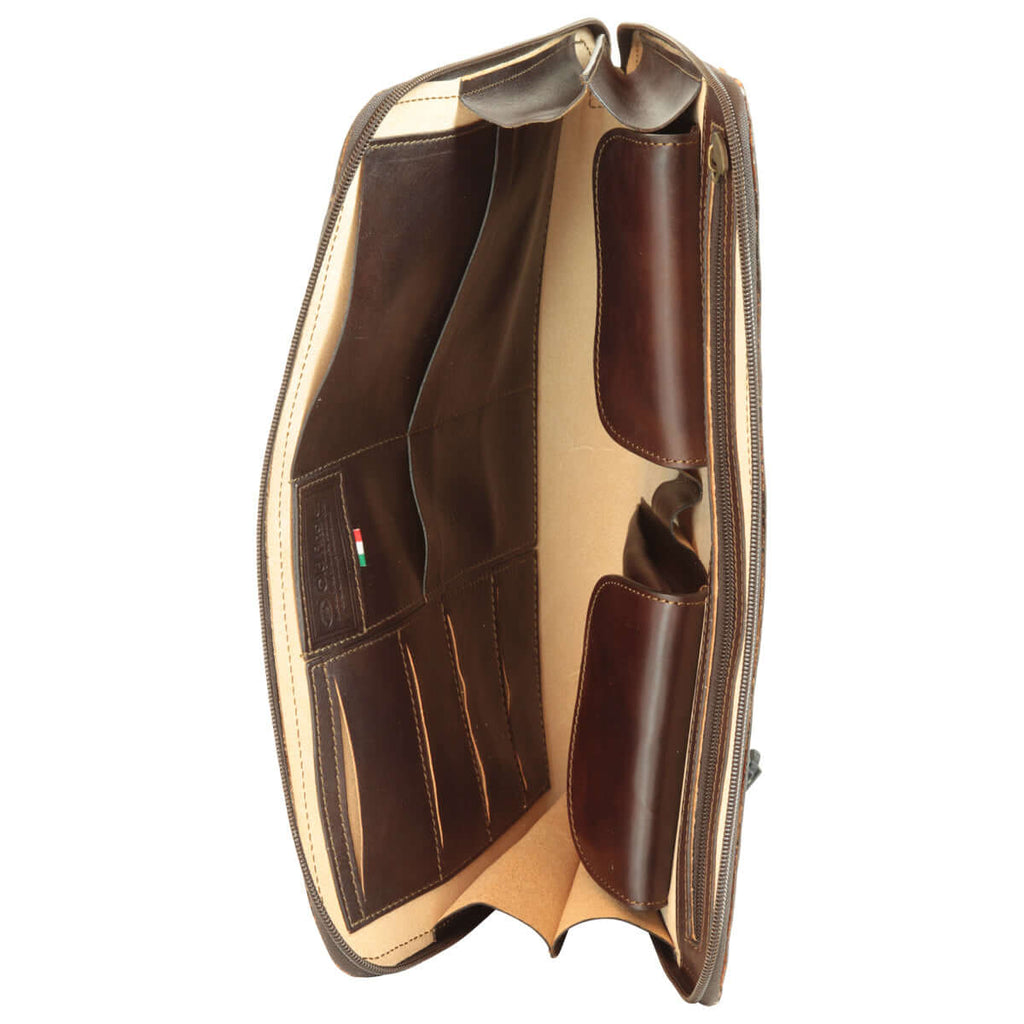 Interno di porta documenti pelle marrone scuro, con tasche per carte e cellulare, elegante e funzionale.