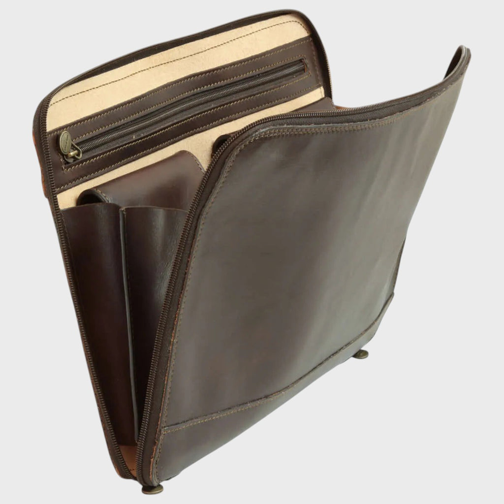 Porta documenti in vera pelle marrone scuro, tasche interne con organizer e passanti.