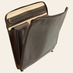 Porta documenti in vera pelle marrone scuro, tasche interne con organizer e passanti.