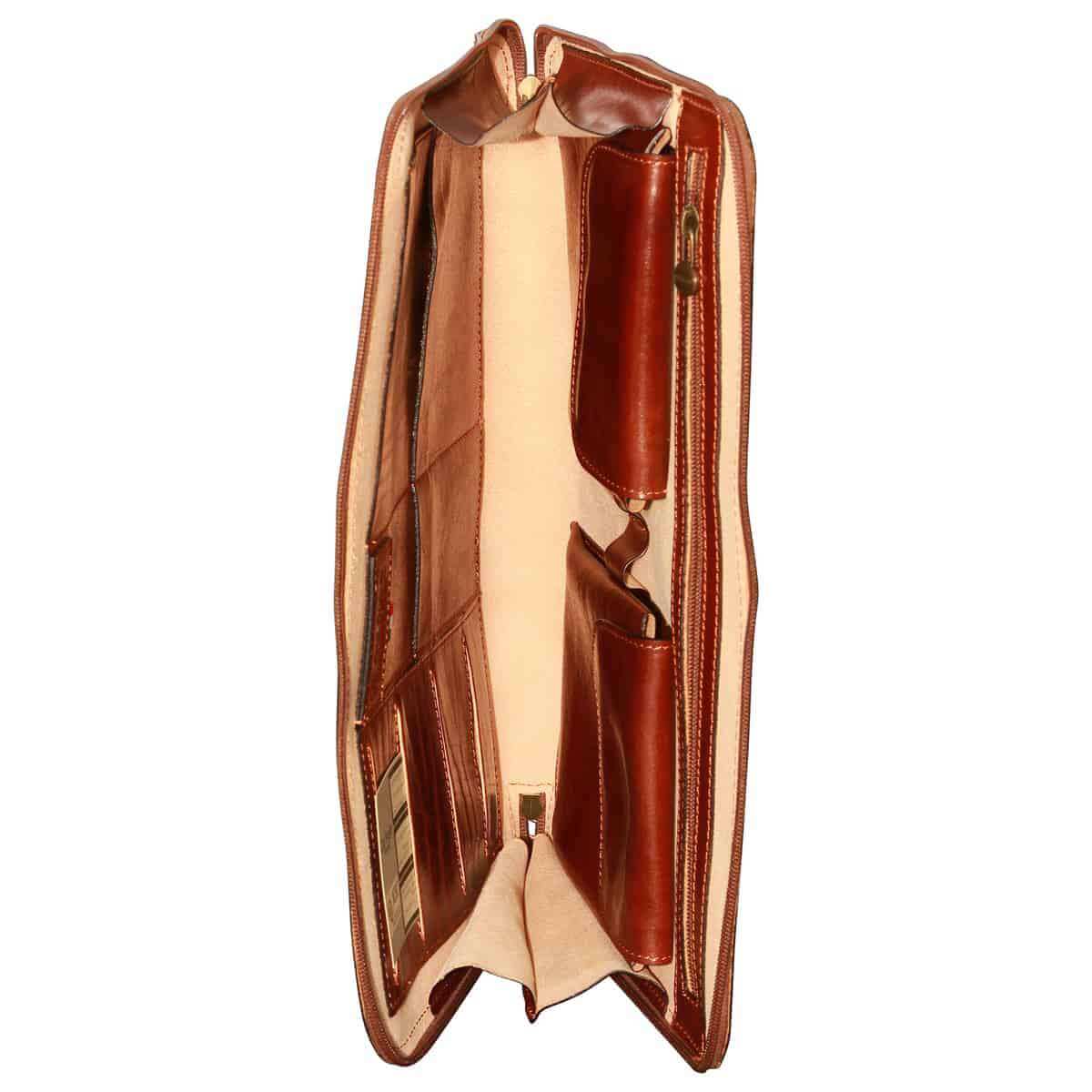 Interno di un porta documenti in vera pelle marrone, con tasche organizzate per carte e accessori.