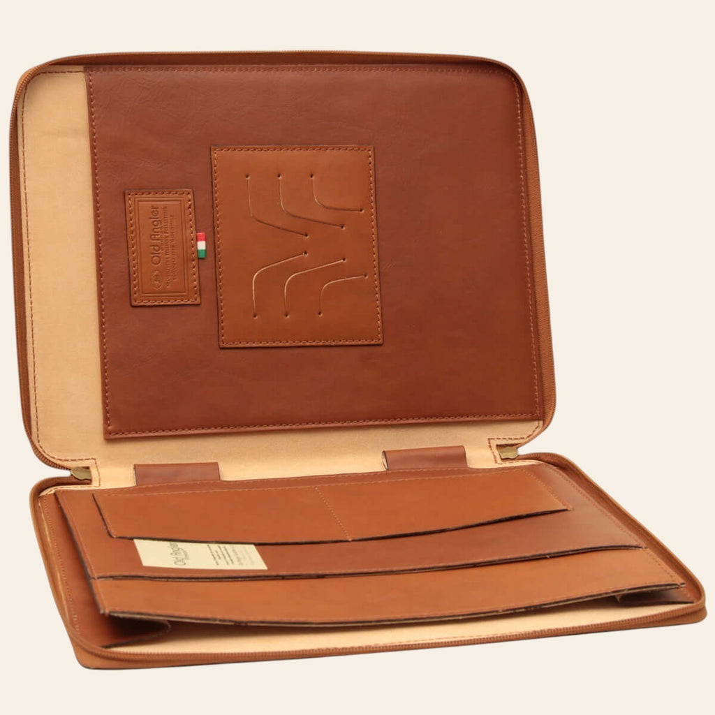 Porta documenti in pelle marrone aperto, con tasche interne e logo in rilievo.