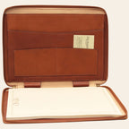 Porta documenti in pelle marrone aperto, con tasca interna e cartellino.