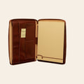 Porta documenti in pelle marrone, copertina aperta con interno beige