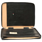 Porta documenti in pelle nero aperto con interno beige e tasca con logo impresso