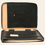 Porta documenti in pelle nero aperto con interno beige e tasca con logo impresso