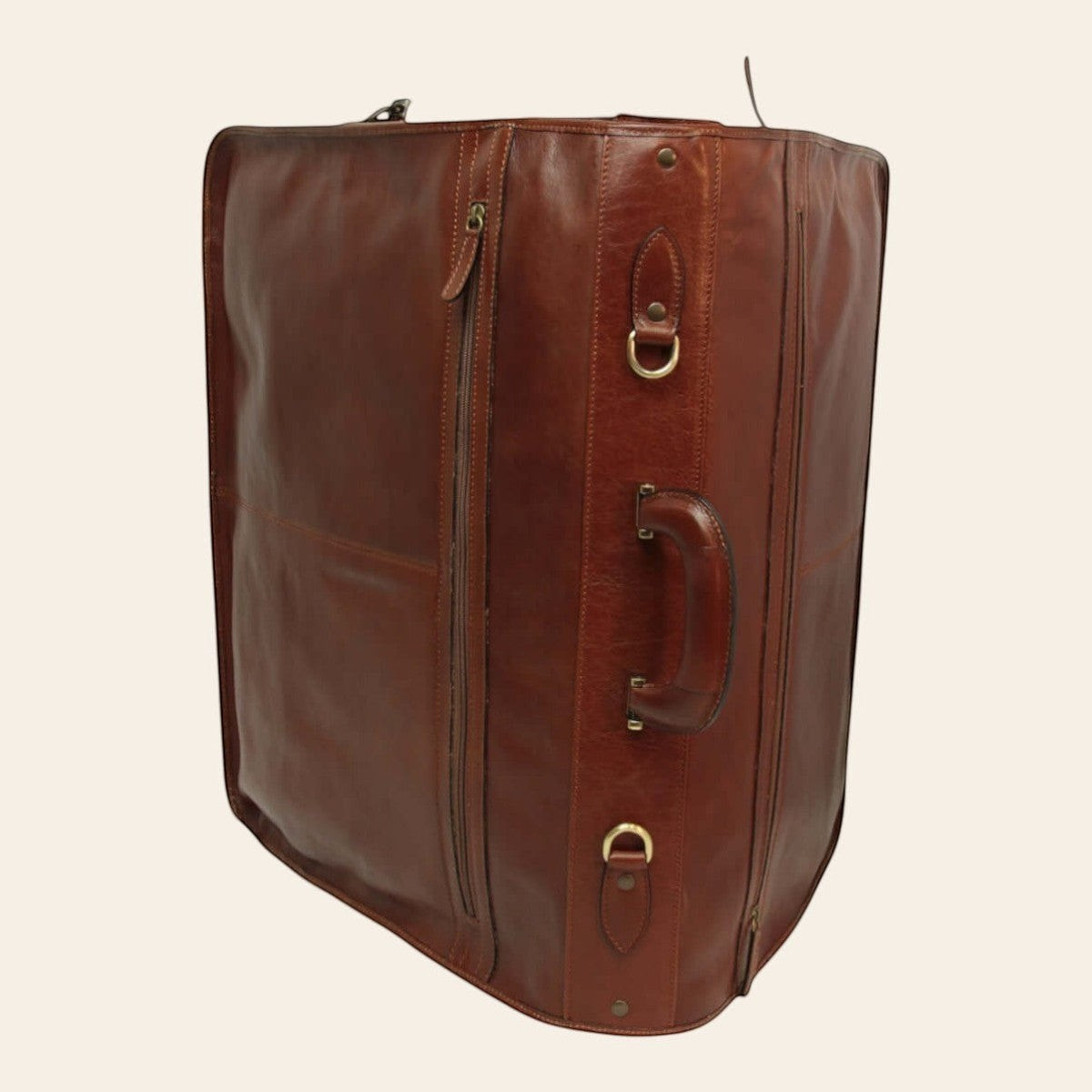 Porta-abiti in pelle marrone lato con maniglia, fibbie e tasca con zip.