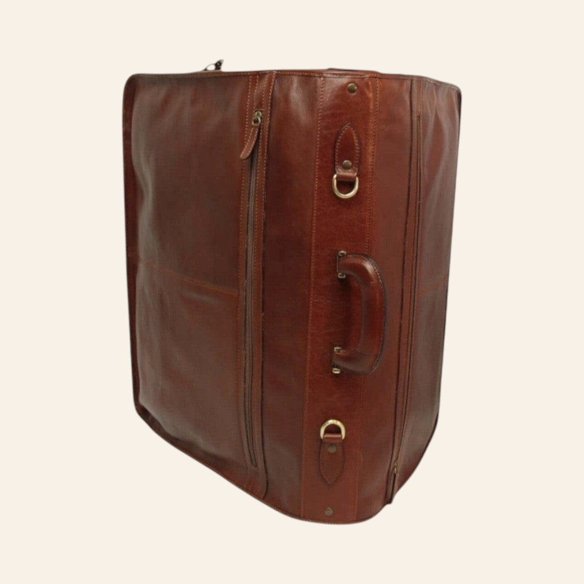 Kleidersack aus Leder in Braun; Seitenansicht, Ledergriff, Metallschnallen und Reißverschlusstasche