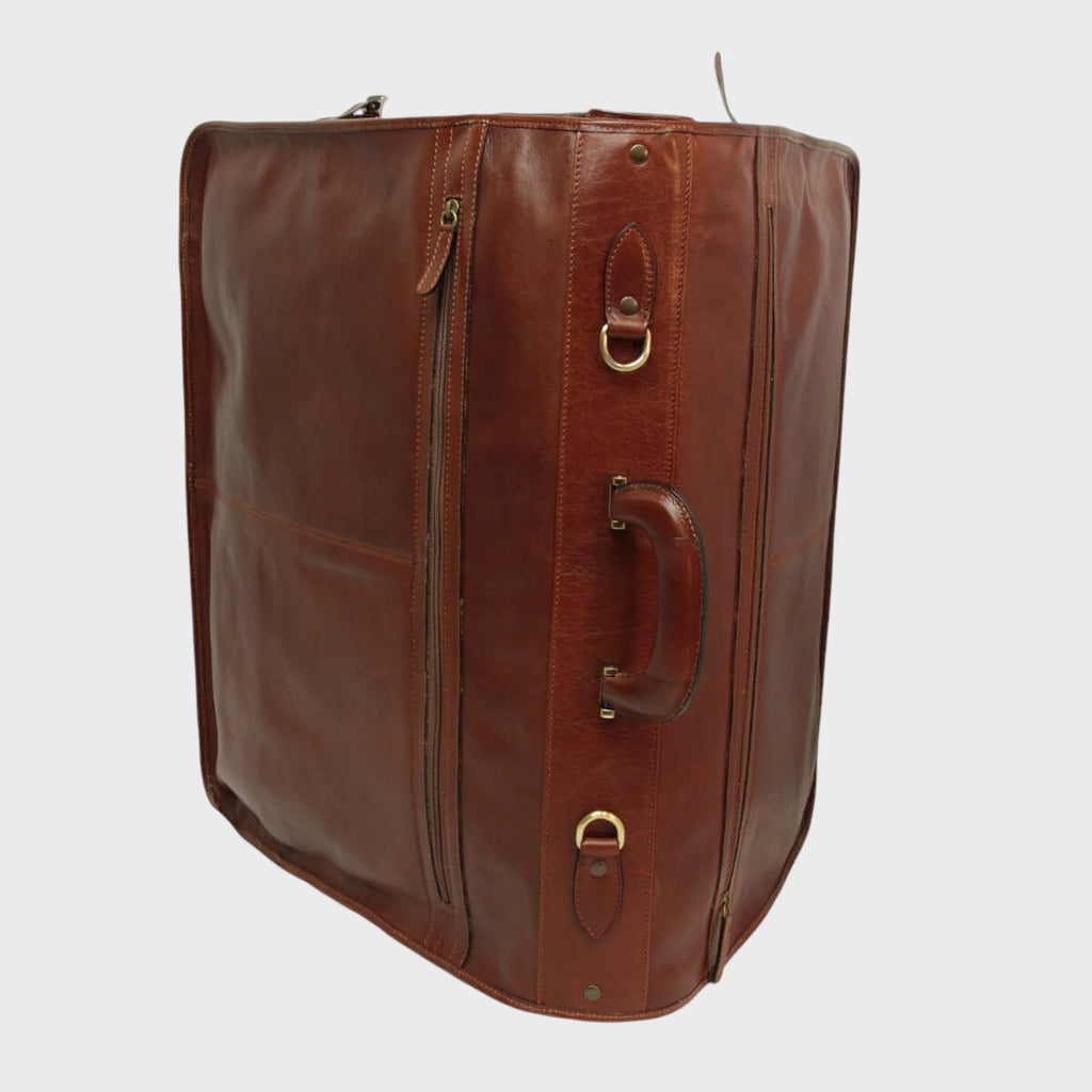 Porta-abiti in pelle marrone lato con maniglia, fibbie e tasca con zip.