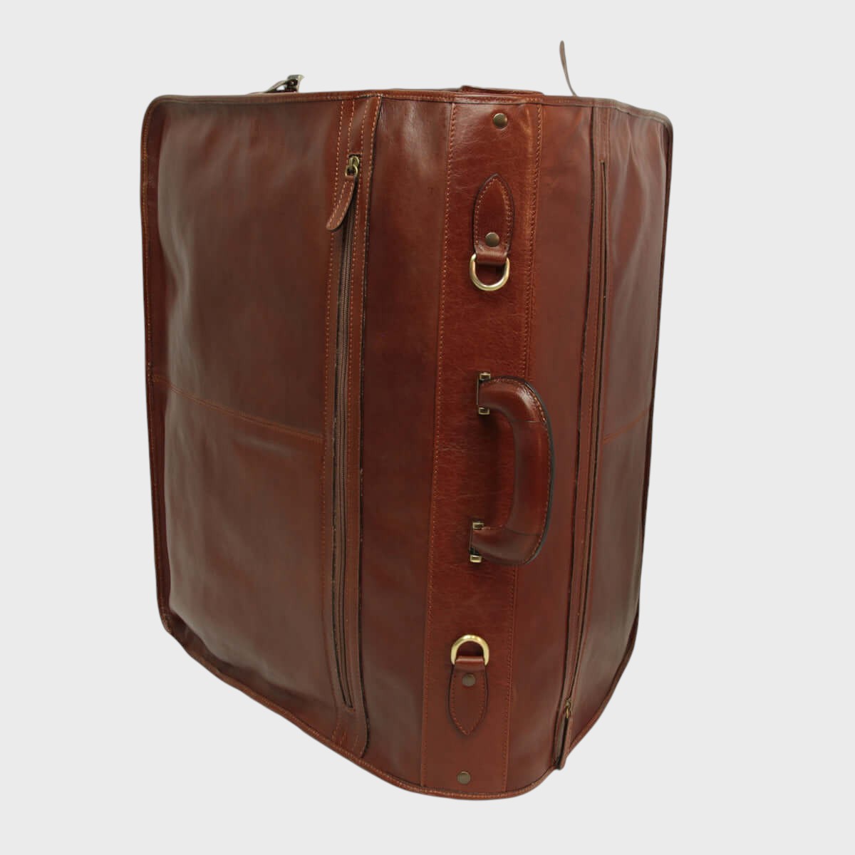 Porta-abiti in pelle marrone lato con maniglia, fibbie e tasca con zip.