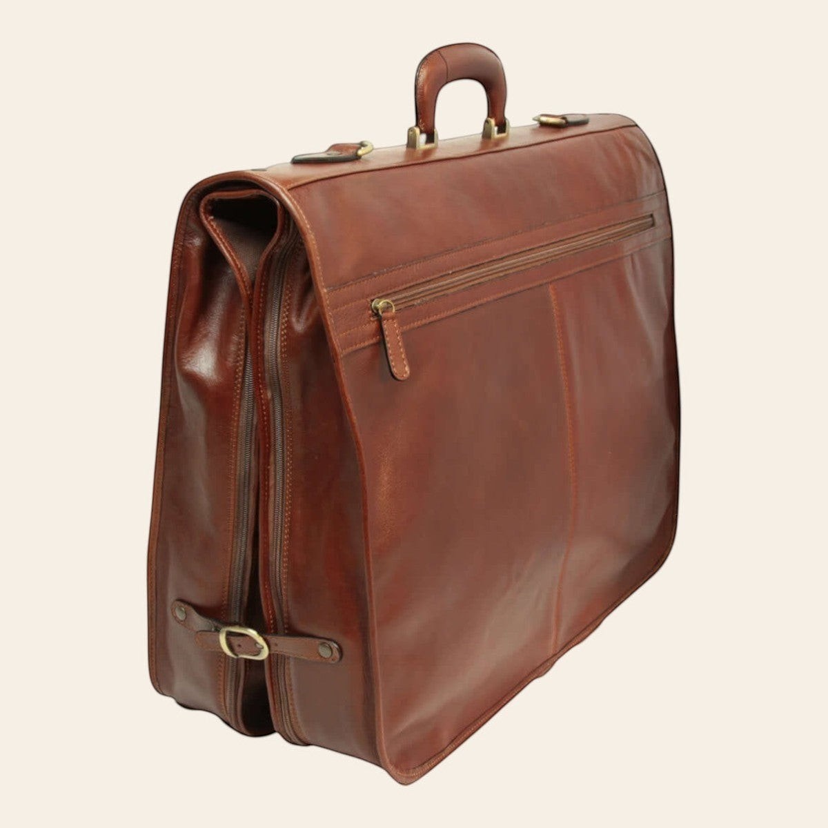 Porta-abiti in pelle marrone con manico superiore e tasca laterale con zip.