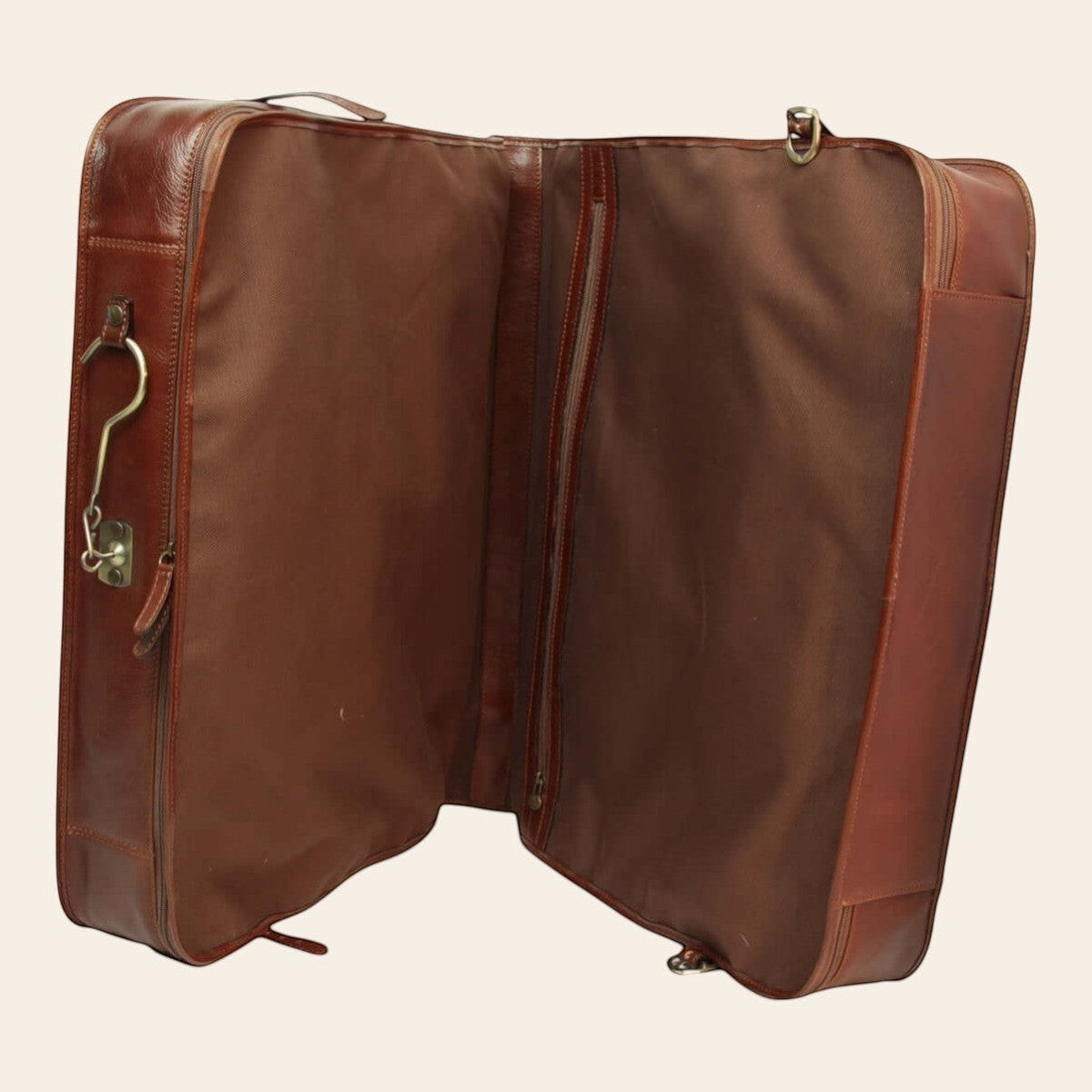 Porta-abiti in pelle marrone aperto a libro, due sezioni con tasche esterne.