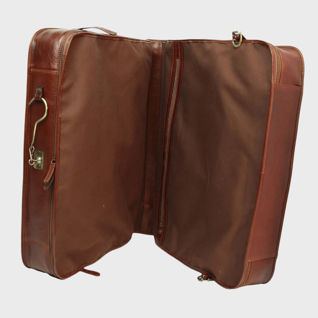 Porta-abiti in pelle marrone aperto a libro, due sezioni con tasche esterne.