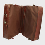Porta-abiti in pelle marrone aperto a libro, due sezioni con tasche esterne.