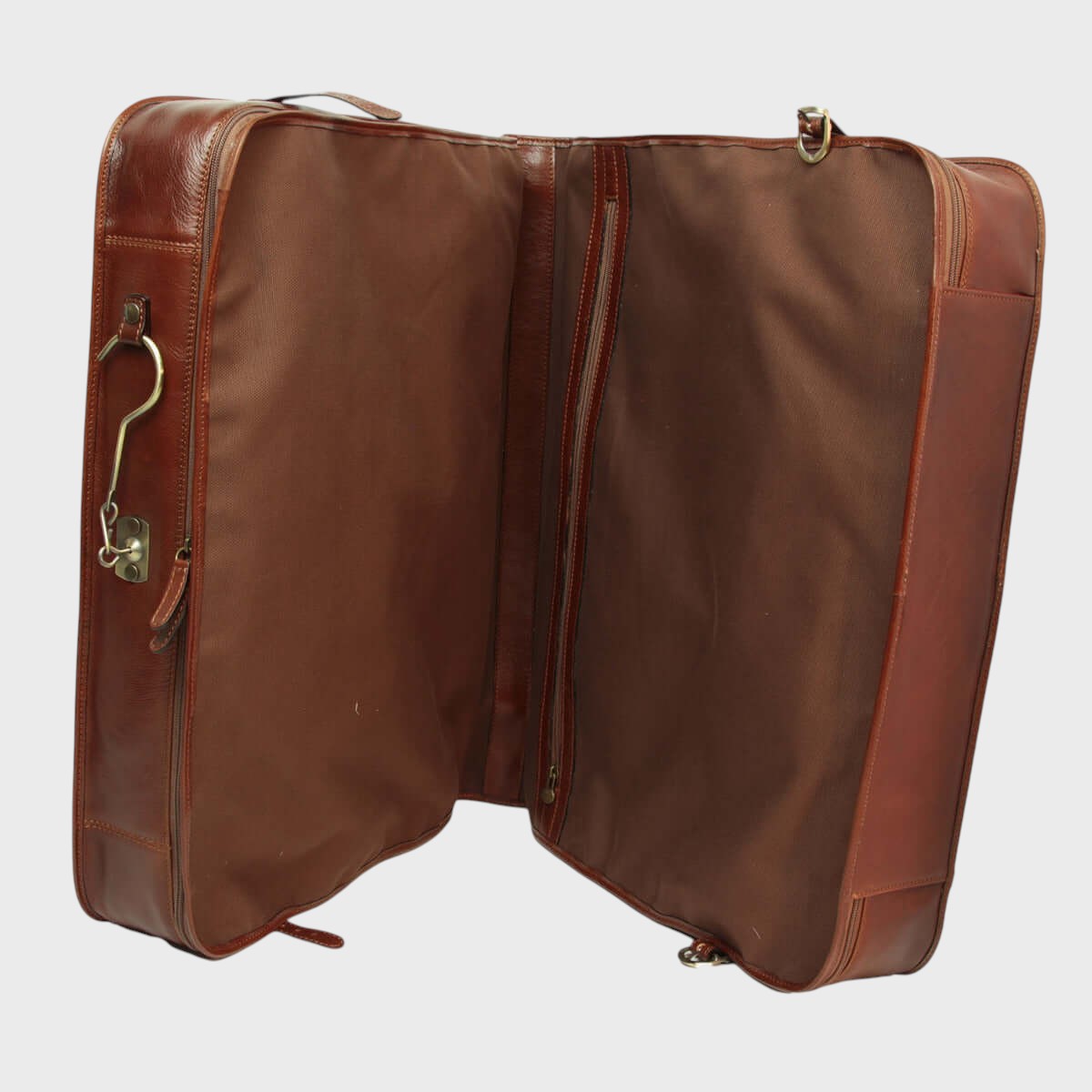 Porta-abiti in pelle marrone aperto a libro, due sezioni con tasche esterne.