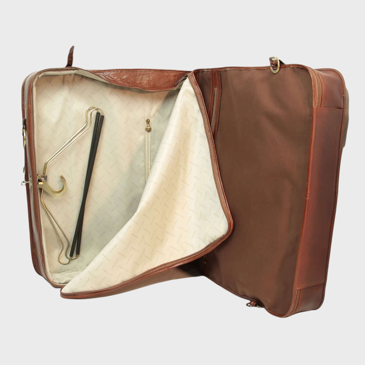 Porta-abiti in pelle marrone aperto, fodera chiara e tasche interne con zip.