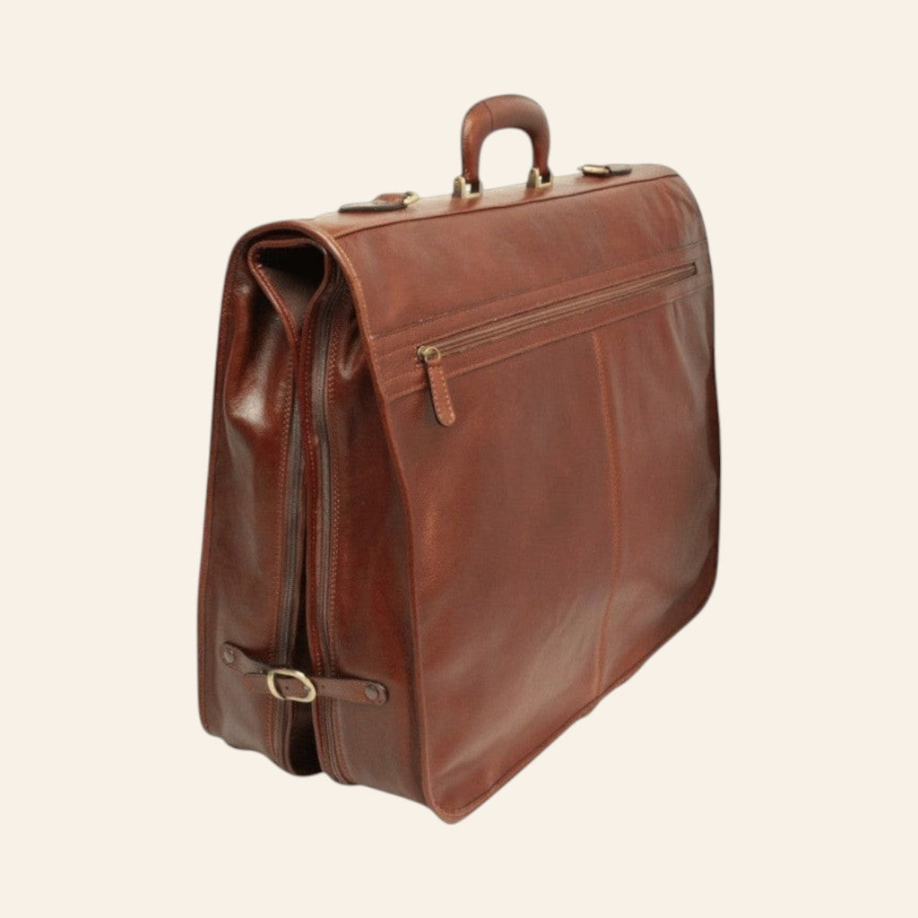 Gefalteter Kleidersack aus braunem Leder; Rück- und Seitenansicht mit oberem Griff, zwei Metallverschlüssen, hinterer Reißverschlusstasche und seitlichem Riemen mit Schnalle
