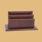 Porta buste in pelle bordeaux con tre tasche e base piatta in tinta