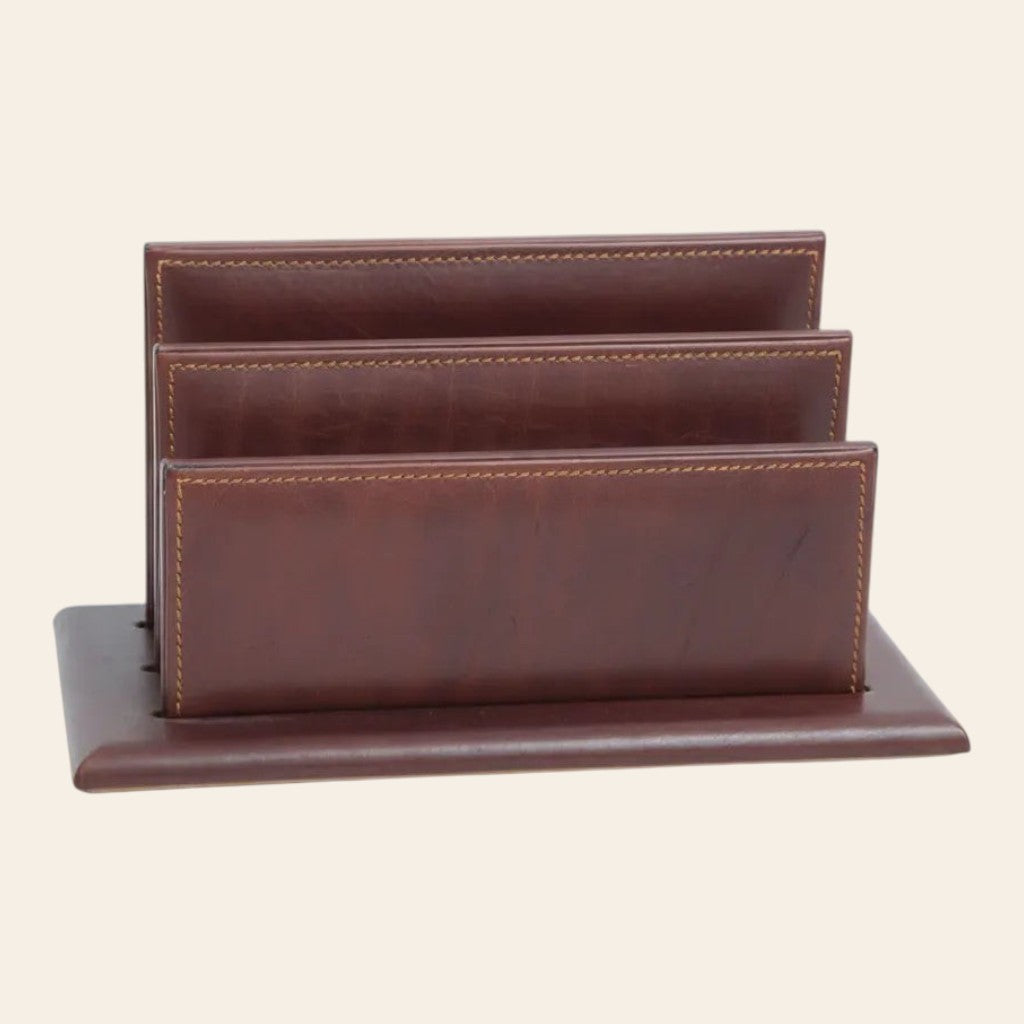 Porta buste in pelle bordeaux con tre tasche e base piatta in tinta