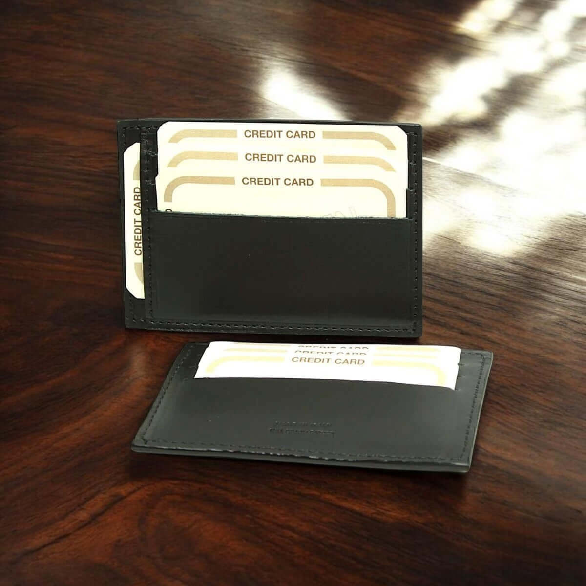 Porta carte in pelle nera con 3 tasche e schermatura RFID, chiusura aperta