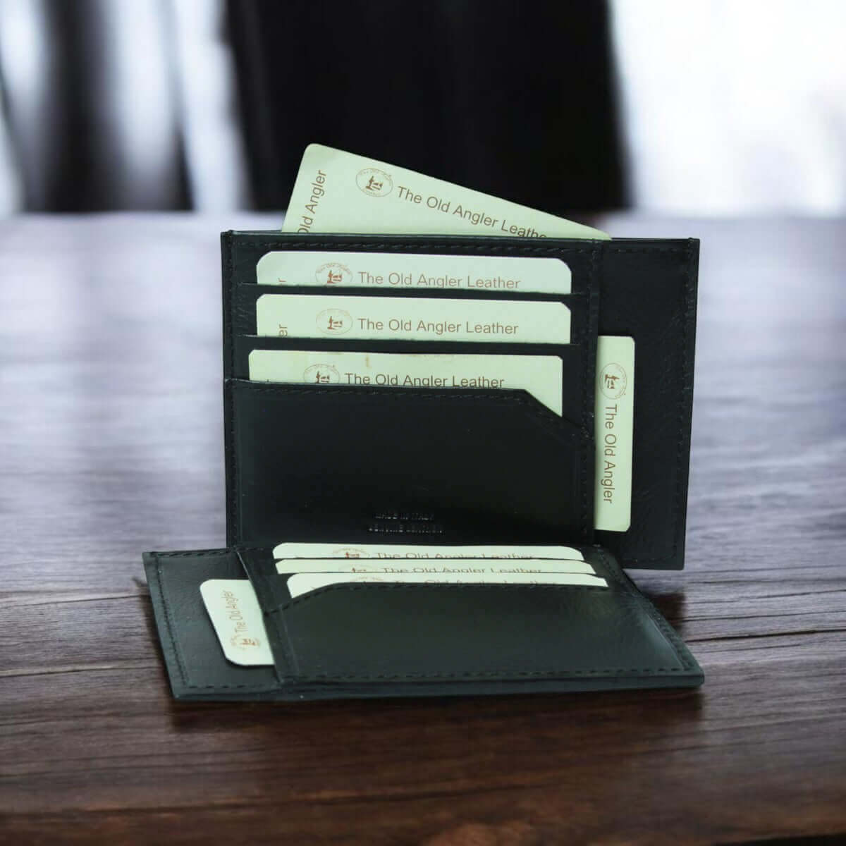 Porta carte in vera pelle nera con scomparti e finestrelle per carte