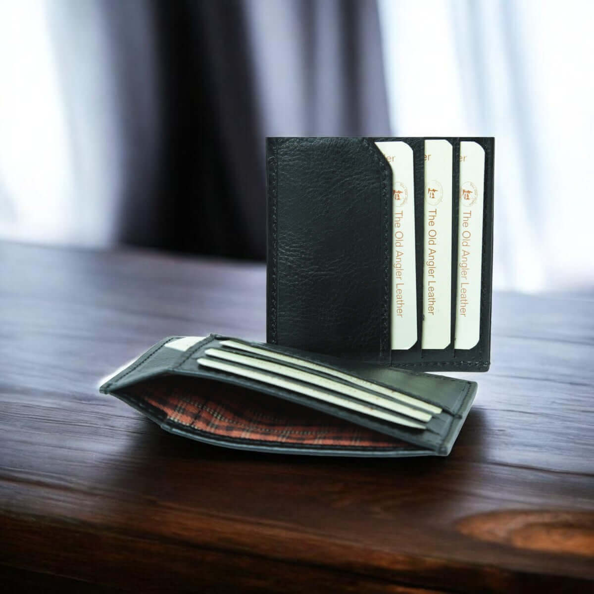 Porta carte in vera pelle nera con tasche interne e carte in evidenza