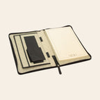 Porta documenti aperto con interno beige, scomparti e tasche.