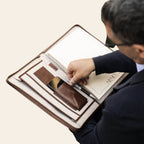 Porta documenti marrone aperto con scomparti per carte e tasche interne.