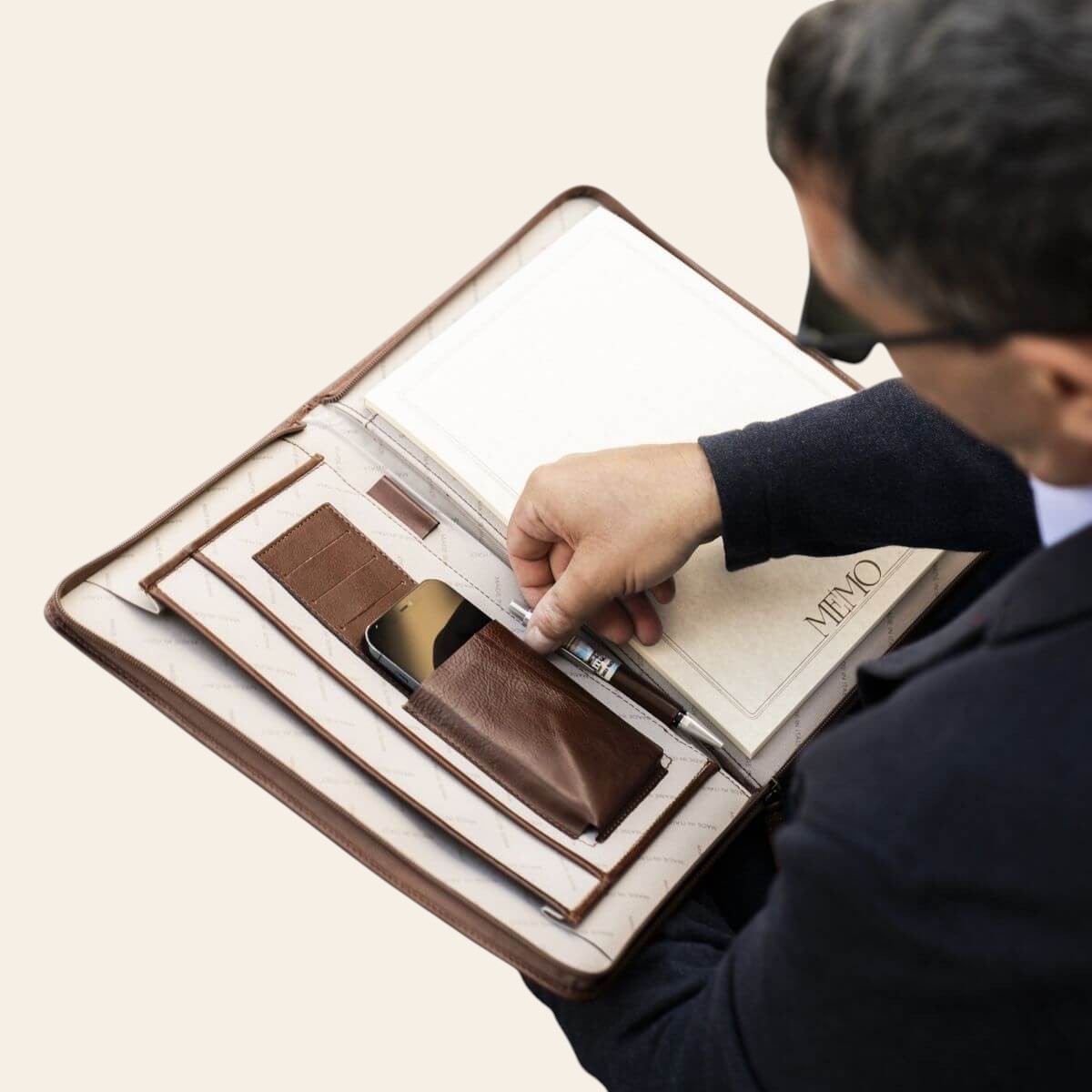 Porta documenti marrone aperto con scomparti per carte e tasche interne.
