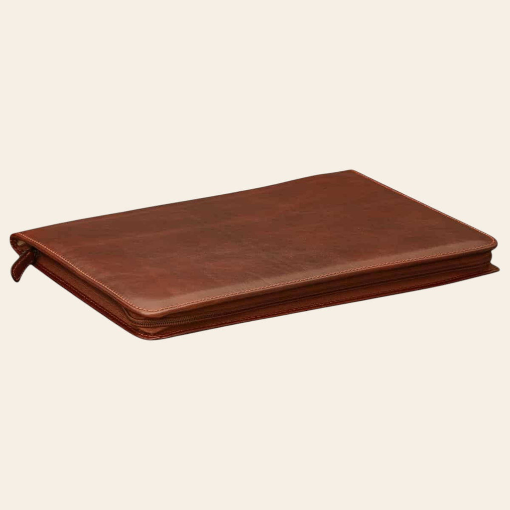 Porta documenti marrone con chiusura zip, superficie liscia effetto pelle.