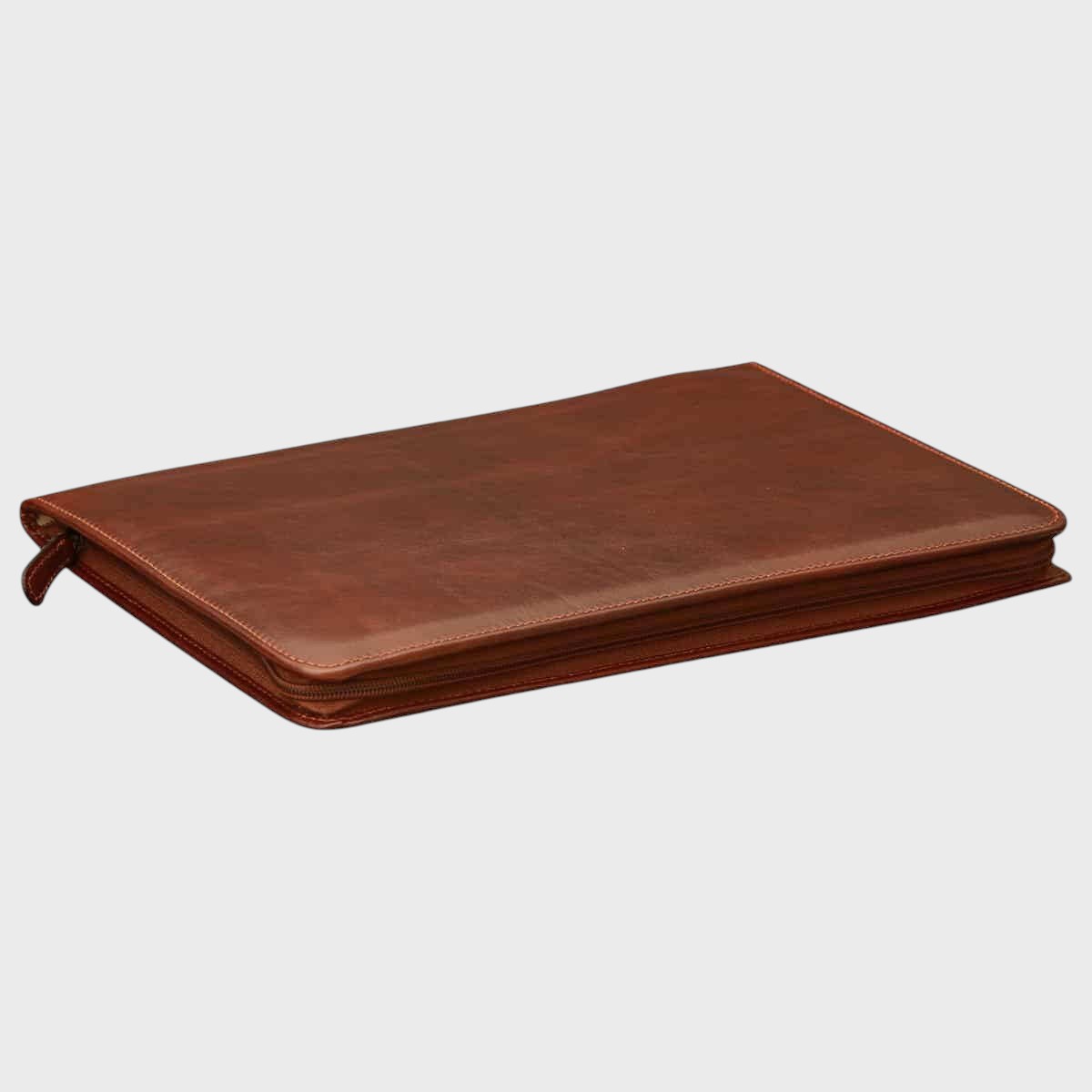 Porta documenti marrone con chiusura zip, superficie liscia effetto pelle.