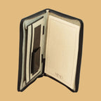 Porta documenti in pelle nera A4 con zip, aperto con tasche interne