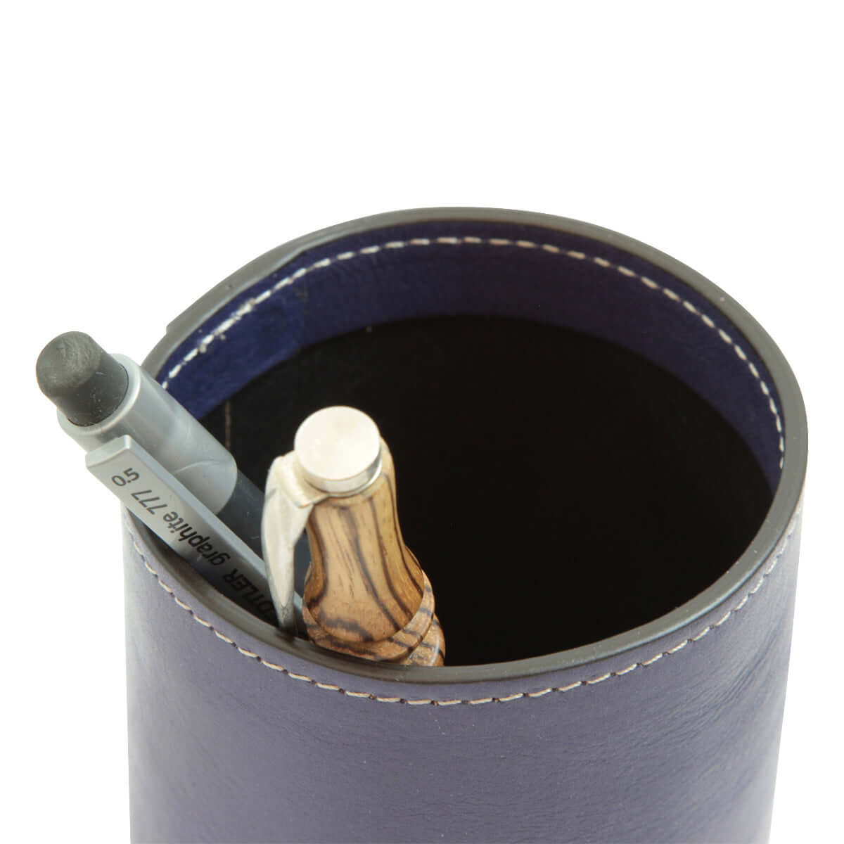 Porta penne in pelle di vitello con penne all'interno, design elegante e funzionale.