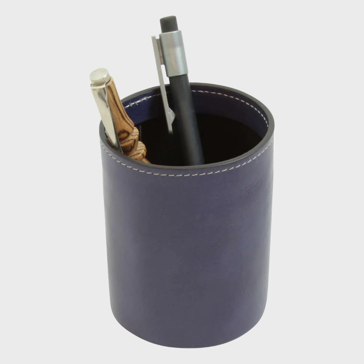 Portapenne in pelle di vitello viola con penne visibili