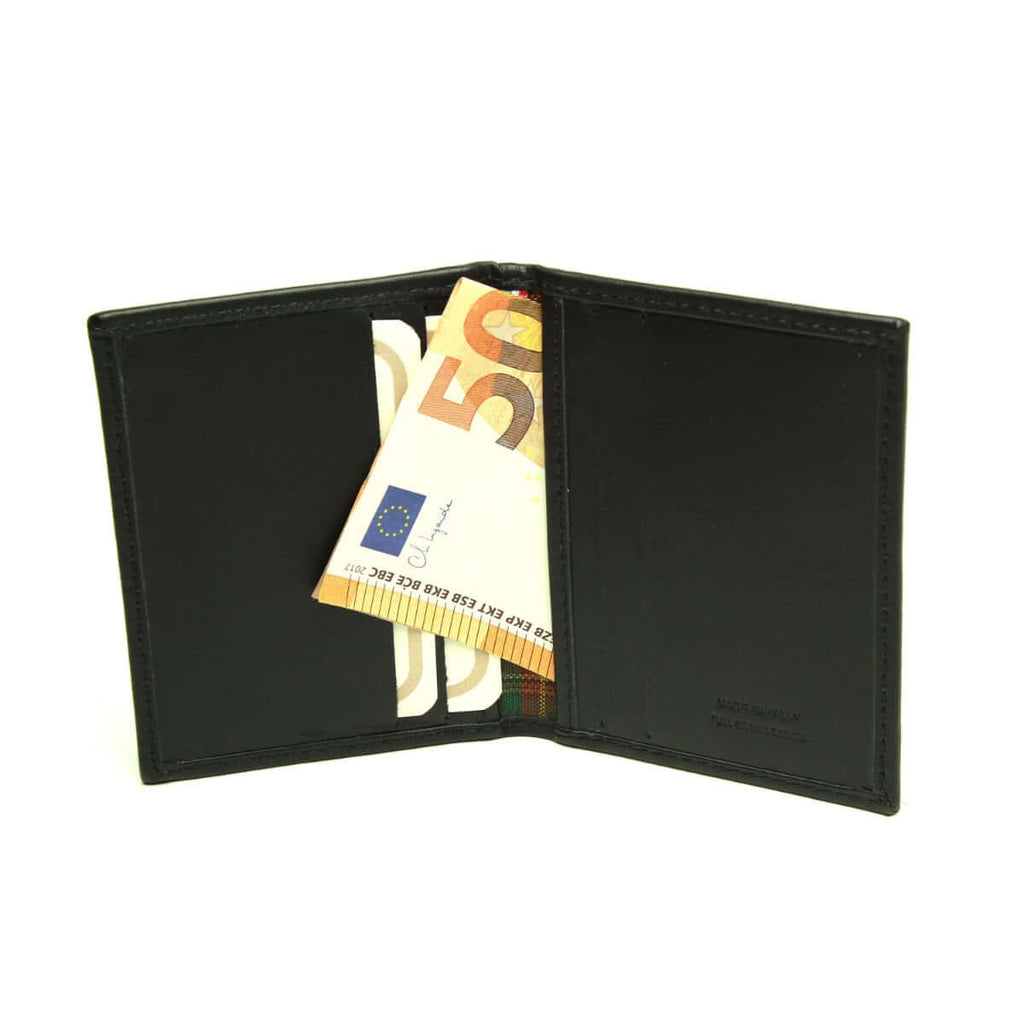 Portacarte in pelle nero aperto, carte inserite nello scomparto