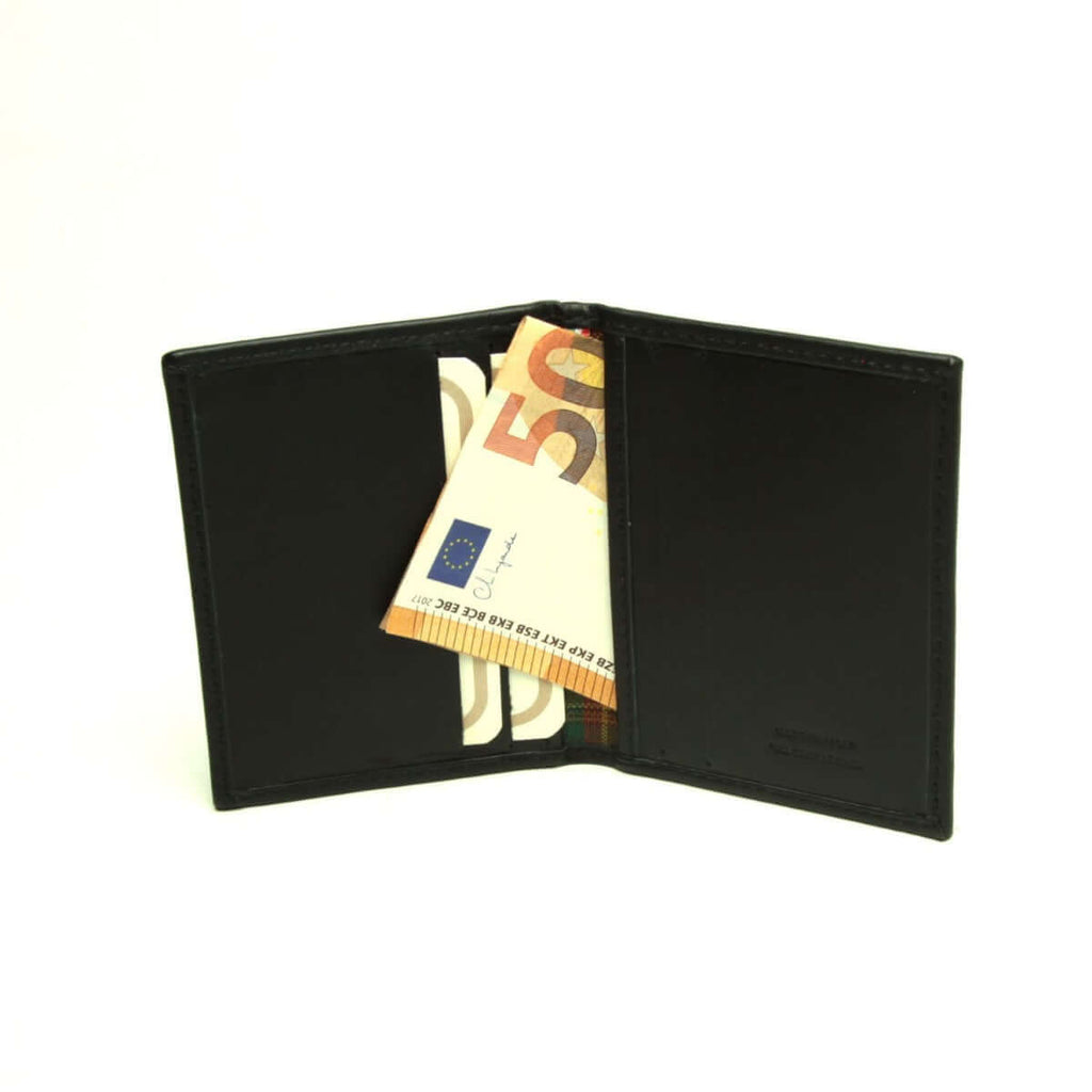 Portacarte in pelle nero con carta inserita, vista frontale