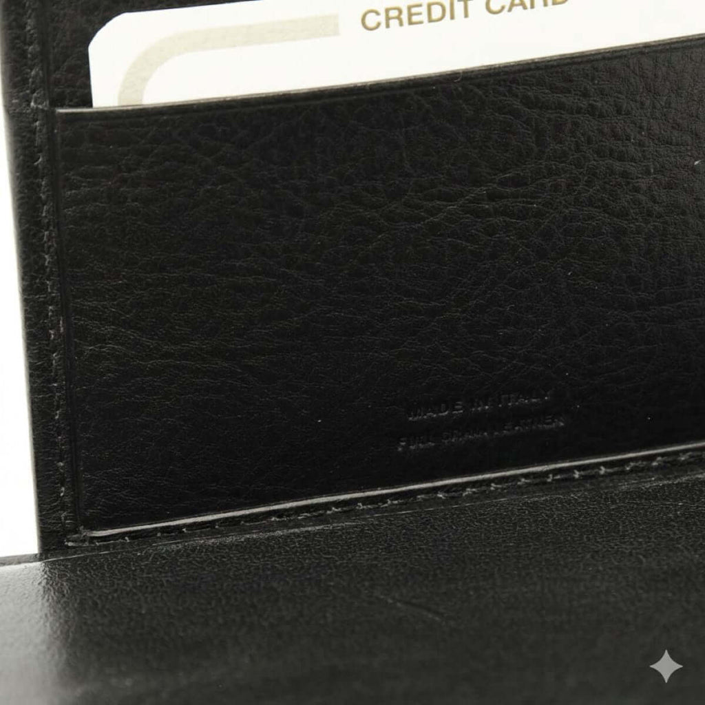 Portacarte pelle RFID nero con taschini per carte, dettaglio interno in pelle bovina pieno fiore.