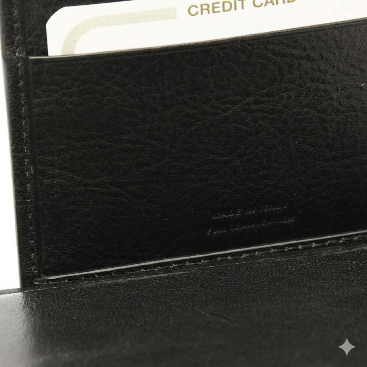 Portacarte pelle RFID nero con taschini per carte, dettaglio interno in pelle bovina pieno fiore.