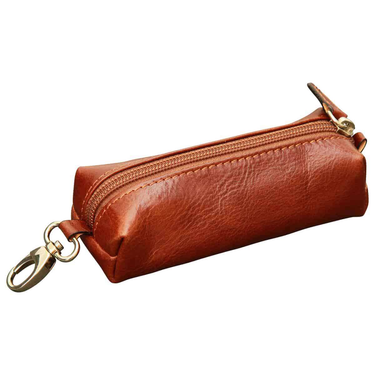 Portachiavi marrone con zip in vitello pieno fiore, con fodera in tessuto e chiusura lampo.