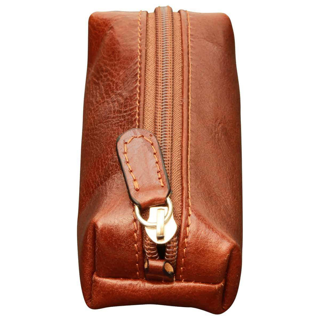 Portachiavi marrone con zip in vitello pieno fiore, chiusura lampo e dettagli eleganti.