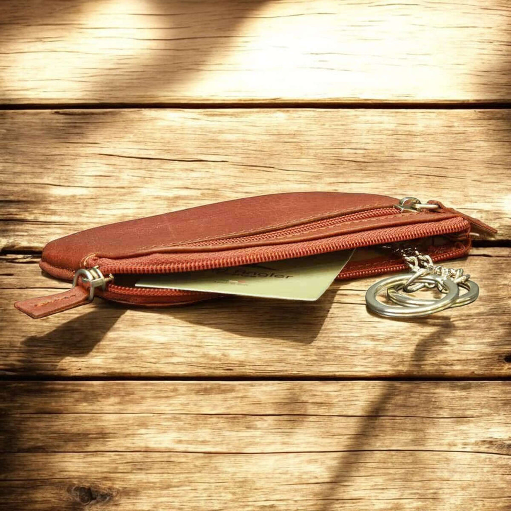 Portachiavi bustina in pelle marrone con zip, anelli metallici e gancio