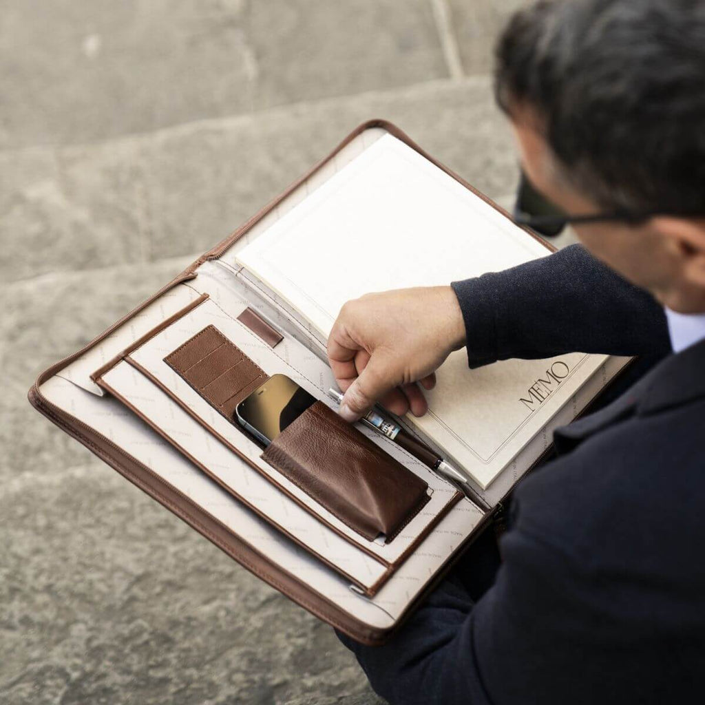 Portadocumenti zip pelle coloniale con chiusura zip e tasche per smartphone e note.