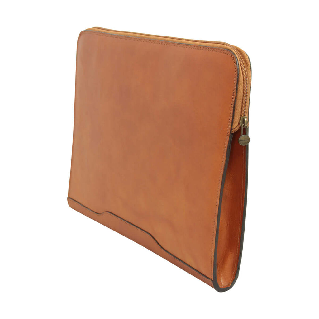 Portadocumenti pelle di vitello di colore marrone, con chiusura zipper e design elegante.