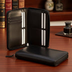 Portafoglio in pelle nero aperto con tasche porta carte e cerniera