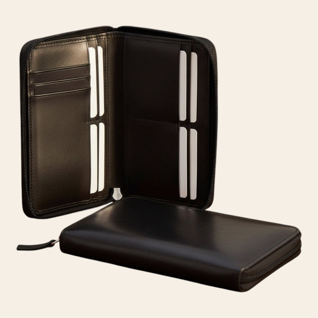 Portafoglio in pelle nero aperto con tasche porta carte e cerniera
