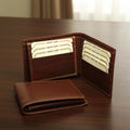 Portafoglio in pelle marrone aperto con carte in tasche interne e sportello doppio.