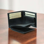Portafoglio in pelle nero con portamonete e scomparti carte, aperto