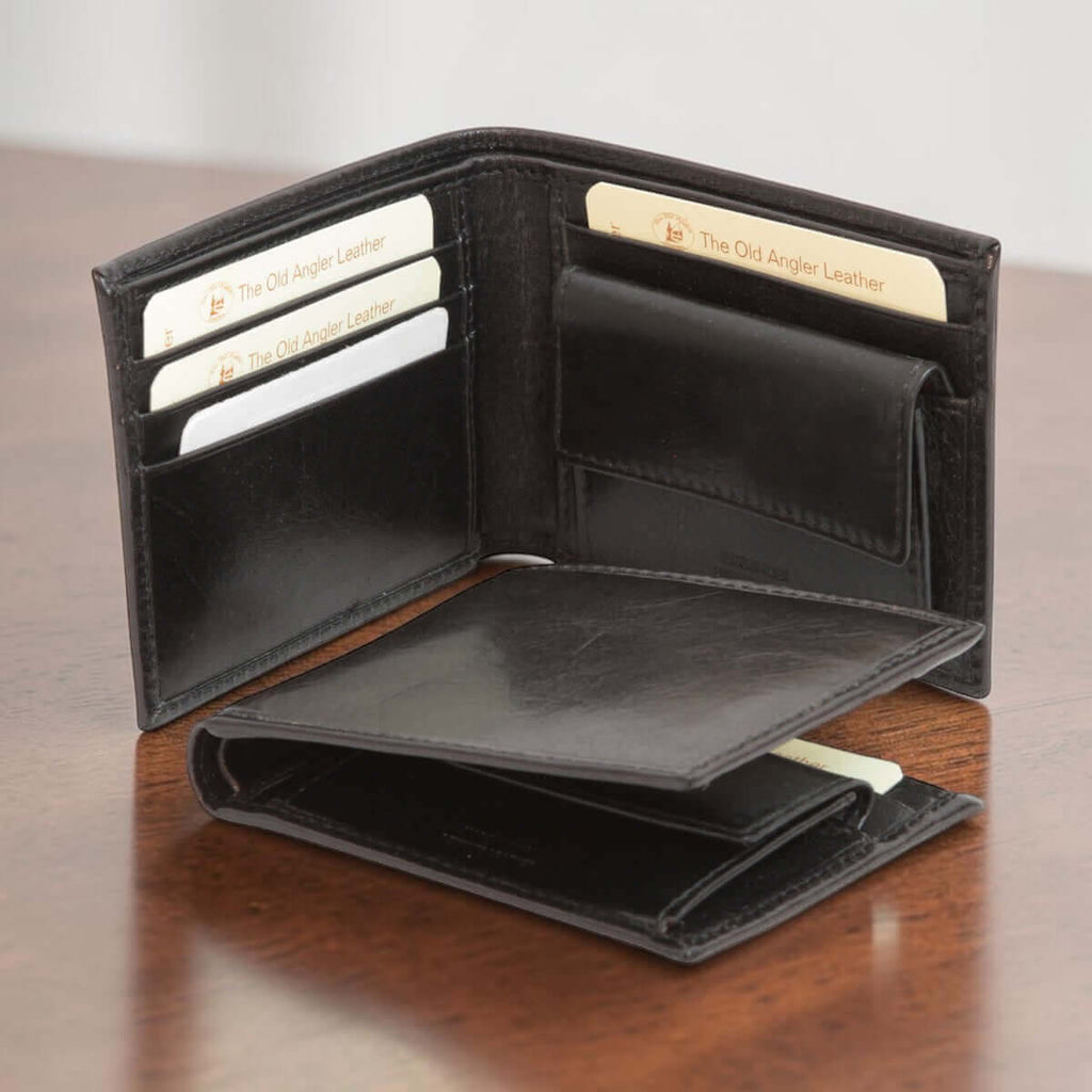 Portafoglio in pelle nero aperto con scomparti per carte e tasca interna.